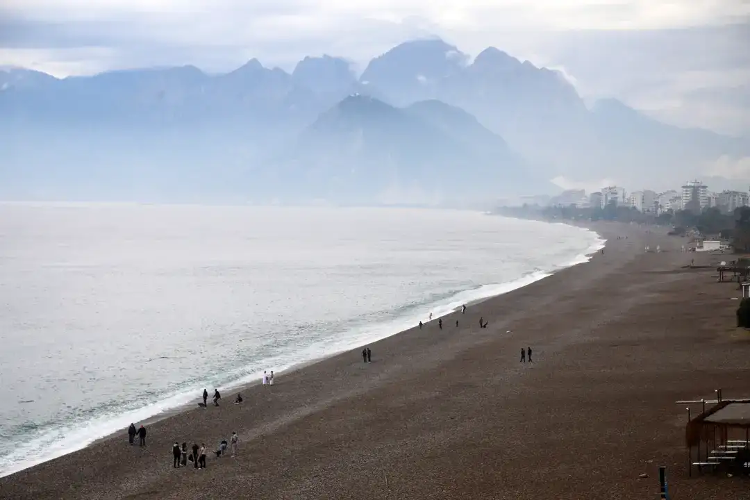 Antalya’da Yağış Etkili Oldu, Konyaaltı Sahili Boş Kaldı 2